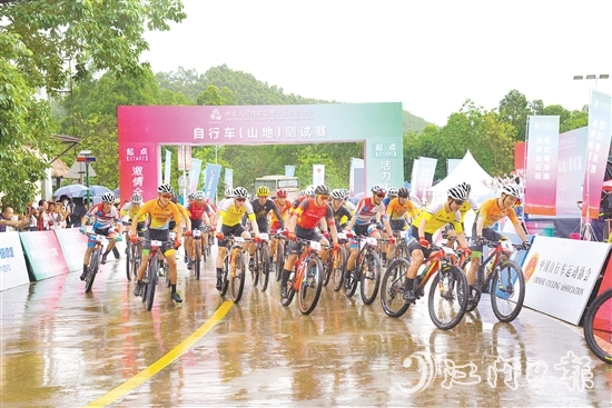 第十五屆全國運動會自行車（山地）測試賽鳴槍開賽，選手們展開激烈比拼。