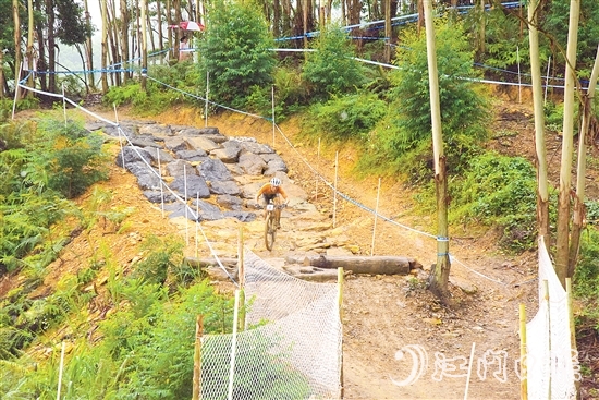 選手在山林間高速騎行，展現(xiàn)高超技術(shù)。