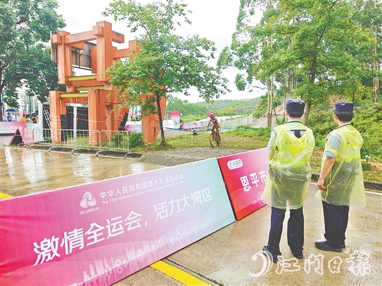 警察現(xiàn)場維持賽場秩序，保證比賽順利進行。