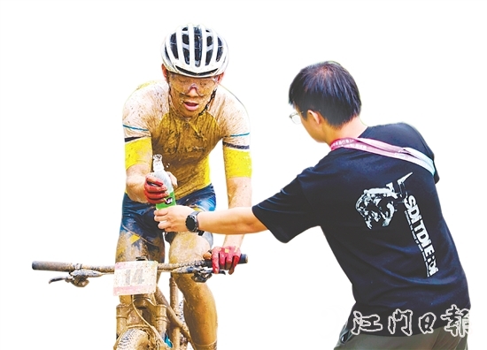 參賽選手在比賽中途補充水分。