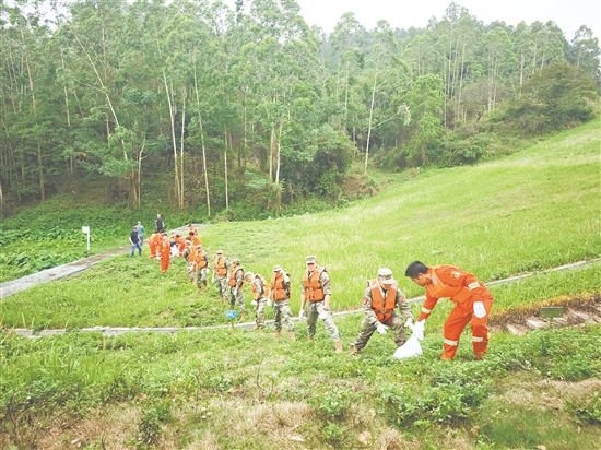 鶴山民兵進(jìn)行山洪災(zāi)害應(yīng)急救援演練。