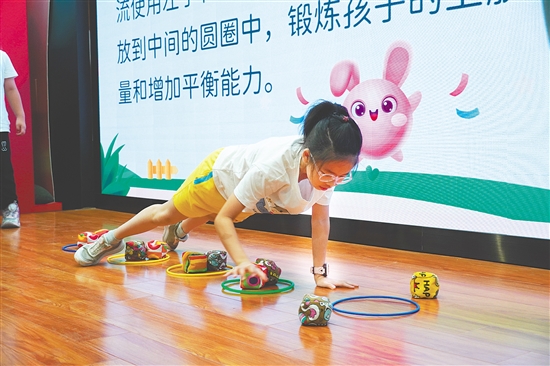 學(xué)生在體驗(yàn)趣味體態(tài)訓(xùn)練。