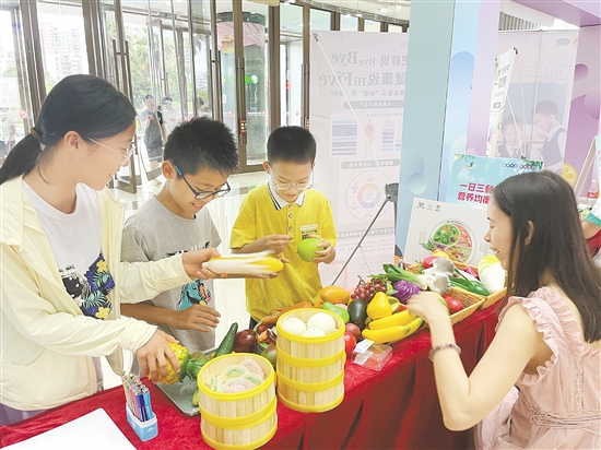 孩子們在趣味互動中學習營養(yǎng)知識。