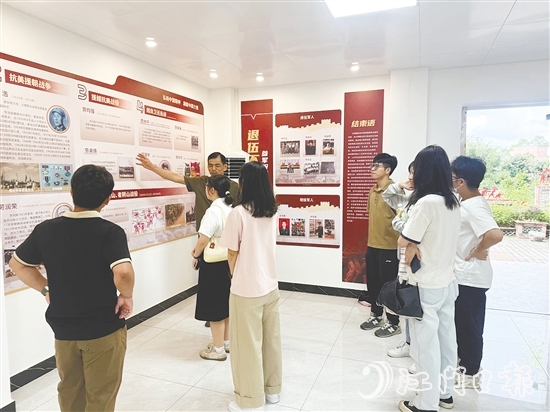 青年了解當(dāng)年知青到下麗村與村民同吃同住同勞動(dòng)的歲月。