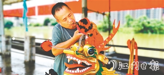 杜澄龍舟活動(dòng)完整保留著農(nóng)歷四月初八“轉(zhuǎn)龍頭”、五月初一“旺龍日”等古禮。圖為村民在“旺龍日”前整理龍頭龍棗。
