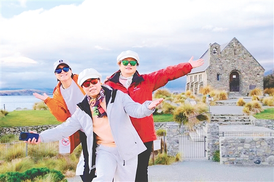 圖為江門市民在新西蘭旅游時(shí)的照片。旅行社供圖