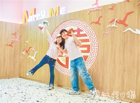 江海區(qū)婚姻登記處布置了溫馨浪漫的氛圍，吸引新人打卡留念。劉瓊
