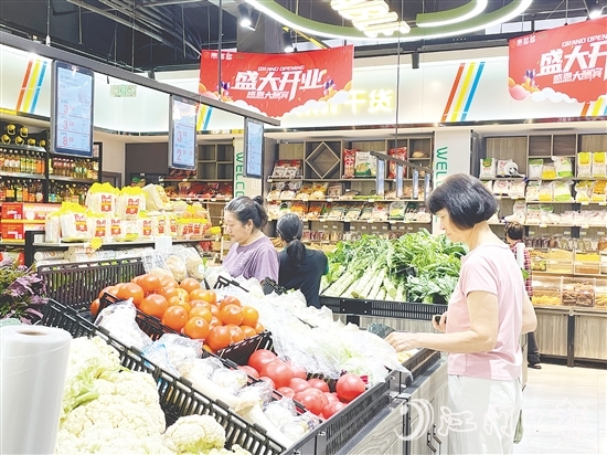 菜市場變身生鮮超市，吸引周邊居民前來選購。
