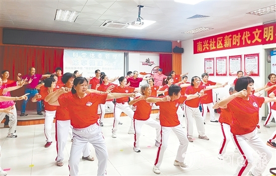 南興社區(qū)新時代文明實踐站將傳統(tǒng)中醫(yī)養(yǎng)生功法八段錦與體重管理目標相結(jié)合，推出特色八段錦課程，廣受居民歡迎。