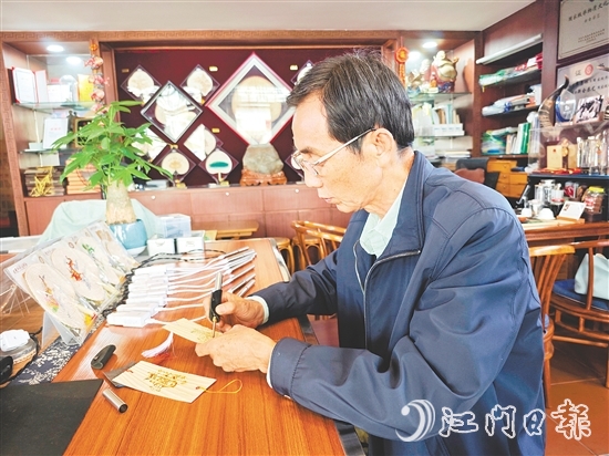 廖惠林使用電烙筆繪制葵藝書(shū)簽。