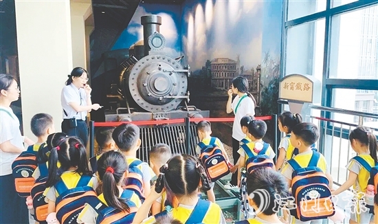 學(xué)校組織學(xué)生走進(jìn)臺(tái)山市博物館，通過(guò)實(shí)地參觀(guān)和互動(dòng)體驗(yàn)，更加深入地了解家鄉(xiāng)歷史文化。