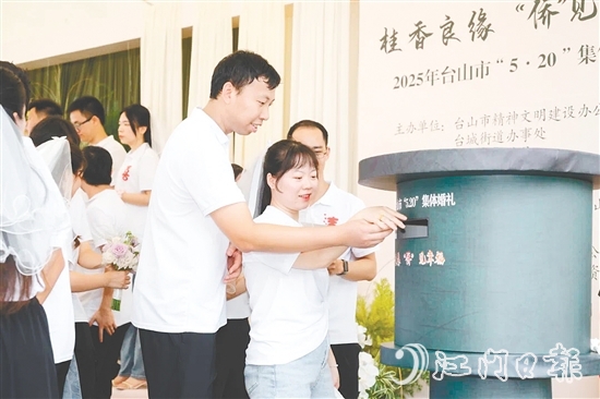 新人們將手寫(xiě)婚書(shū)投入郵筒，以信箋為媒，寄寓“執(zhí)子之手，與子偕老”的承諾。