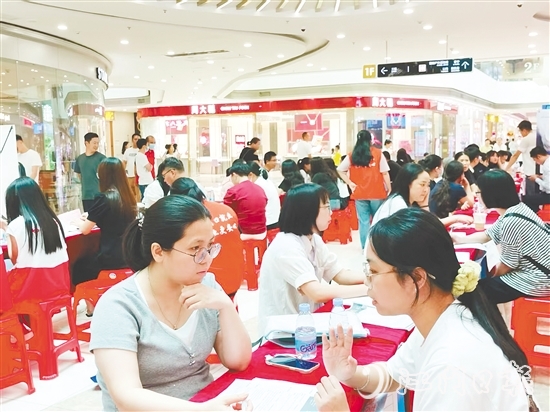 臺(tái)山市構(gòu)建“驛站+市場+企業(yè)”三位一體服務(wù)模式，通過定期舉辦專場招聘會(huì)、開發(fā)零工即時(shí)對接平臺(tái)、建立重點(diǎn)企業(yè)用工聯(lián)盟，實(shí)現(xiàn)就業(yè)服務(wù)24小時(shí)“不打烊”。