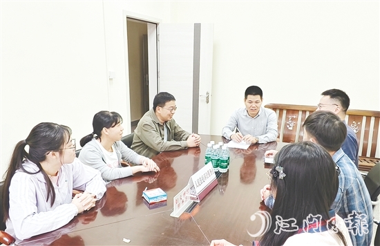吳文彪（中）整合各方力量資源，努力化解矛盾糾紛。