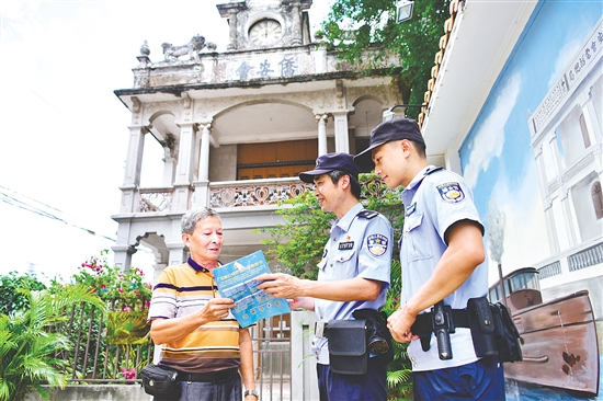 沙堆派出所民警向群眾派發(fā)宣傳資料。