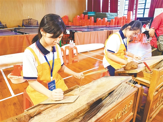 雙水鎮(zhèn)小岡學(xué)校傳承香文化，開設(shè)特色勞動(dòng)課程，已培養(yǎng)出手搓香傳承人近400人。
