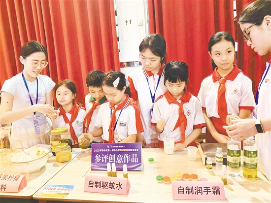 新會(huì)陳經(jīng)綸中學(xué)注重把學(xué)科知識(shí)與勞動(dòng)實(shí)踐相結(jié)合，同學(xué)們?cè)谌の秾?shí)踐中可以學(xué)習(xí)到更多知識(shí)。