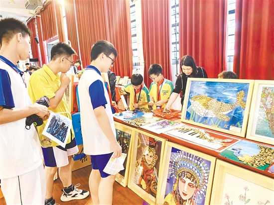 睦洲鎮(zhèn)睦洲小學(xué)就地取材、變廢為寶，開發(fā)蜆殼畫系列勞動(dòng)課程。