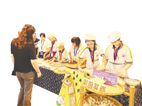 司前鎮(zhèn)石步小學(xué)學(xué)生正“沉浸式”體驗(yàn)非遺“司前其面食俗”，打造獨(dú)具匠心的勞動(dòng)課程。