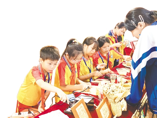 大澤鎮(zhèn)呂金銓學(xué)校開設(shè)葵藝課程，教授學(xué)生葵藝知識(shí)和烙畫技能。