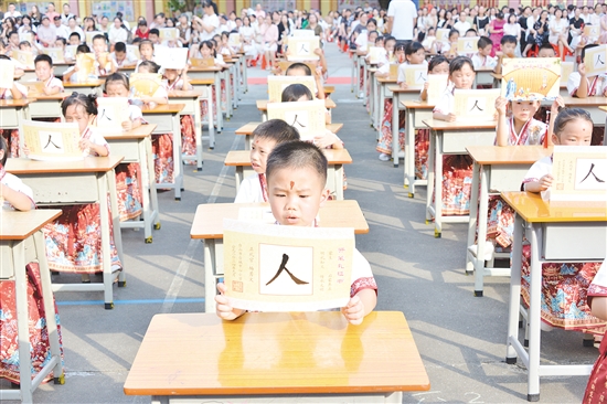 學(xué)校定期舉辦藝術(shù)節(jié)、書(shū)香節(jié)等活動(dòng)。