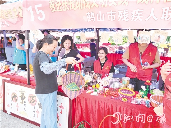 市民選購義賣物品，以實際行動支持公益事業(yè)。