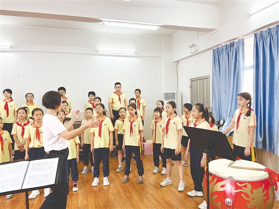 每個(gè)學(xué)期，沙坪街道第七小學(xué)都會(huì)制定教學(xué)計(jì)劃，結(jié)合學(xué)生實(shí)際情況選取訓(xùn)練曲目，以循序漸進(jìn)的模式開(kāi)展合唱教學(xué)。