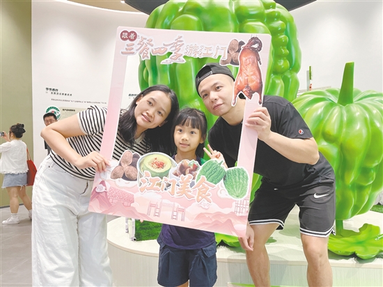 尋味體驗(yàn)團(tuán)成員在杜阮涼瓜博覽館打卡。