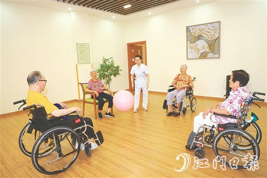 新會區(qū)養(yǎng)老中心定期安排活動，讓入住長者的晚年生活過得充實而有趣。