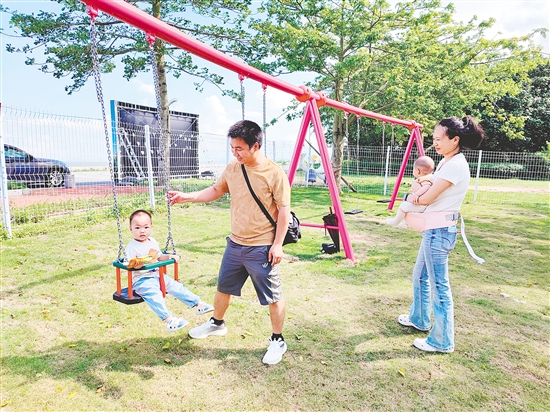 不少家長帶著孩子來碧海銀湖精靈鳥兒童樂園游玩。