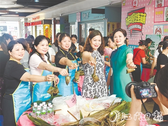 恩平市舉辦慈善包粽活動(dòng)，這是這座“感恩之城”一年一度的溫情盛會(huì)。