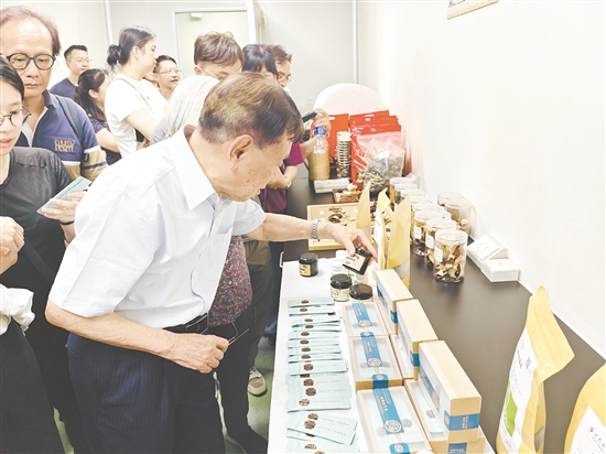 香港客人參觀江門市新會陳皮研究院。