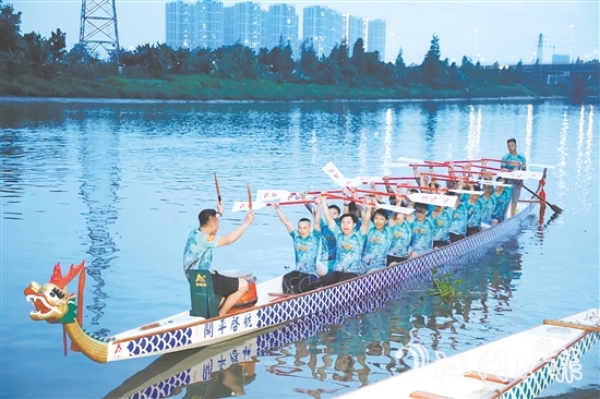 開平河道上吶喊聲此起彼伏，各村龍舟隊正緊鑼密鼓備戰(zhàn)訓練。