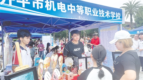 活動(dòng)現(xiàn)場設(shè)置的院校展示區(qū)，吸引了許多家長學(xué)生前來觀看。