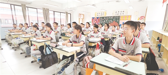 紫茶中學(xué)學(xué)生以良好的精神面貌迎接中考。