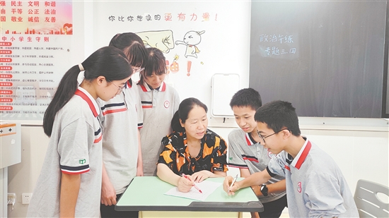 江門市第一中學(xué)景賢學(xué)校人才島校區(qū)師生認(rèn)真復(fù)習(xí)備考。