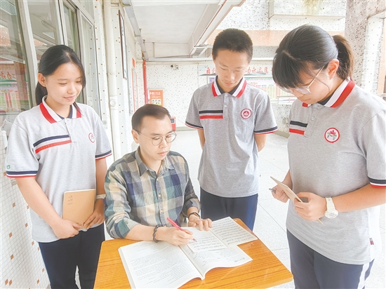 江門市第一中學(xué)景賢學(xué)校躍進(jìn)路校區(qū)學(xué)生認(rèn)真向老師請(qǐng)教。
