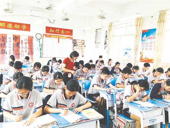 江門市棠下初級(jí)中學(xué)學(xué)生在專心備考。