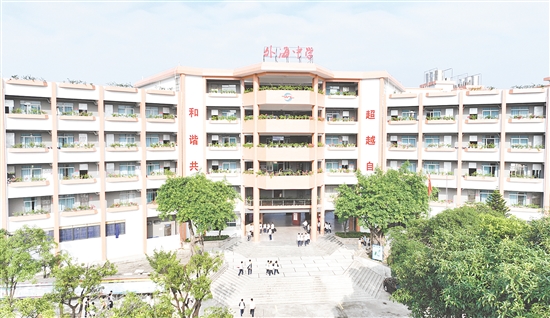 邑大附中1號(hào)樓翻新后，嶄新的墻面色彩明亮，給人煥然一新的感覺。