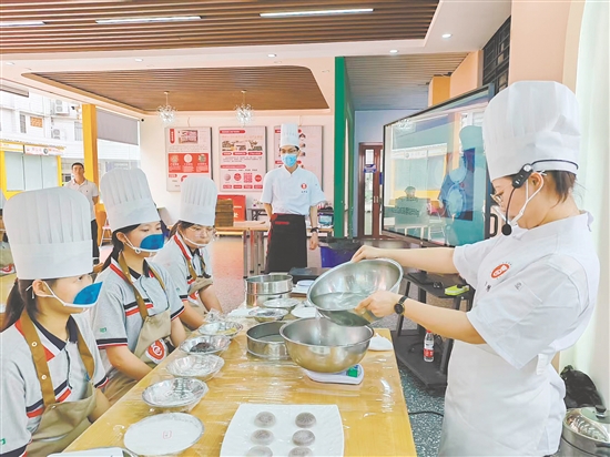 中小學(xué)生走進(jìn)中職學(xué)校學(xué)習(xí)技能。