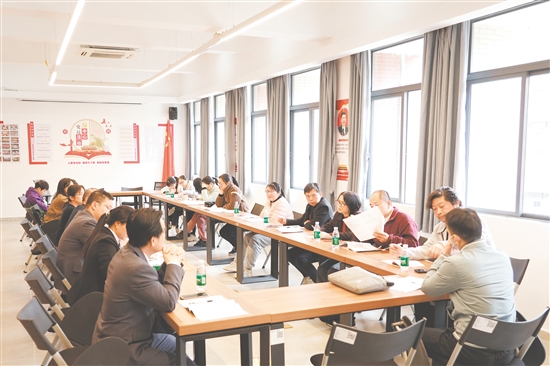 教研會(huì)議，教師們認(rèn)真研討。