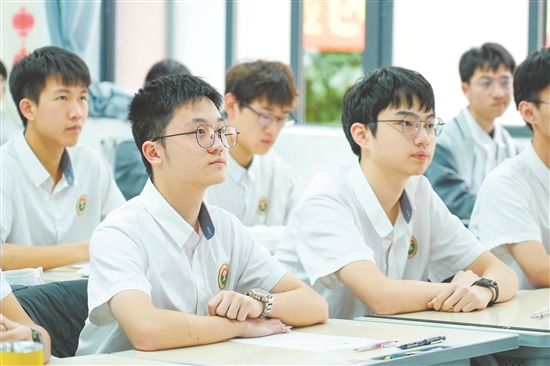 學(xué)生精神抖擻。