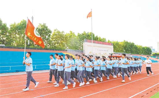 學(xué)生們在跑操。