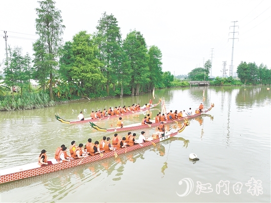 江海區(qū)組織新市民參加龍舟體驗(yàn)活動(dòng)。