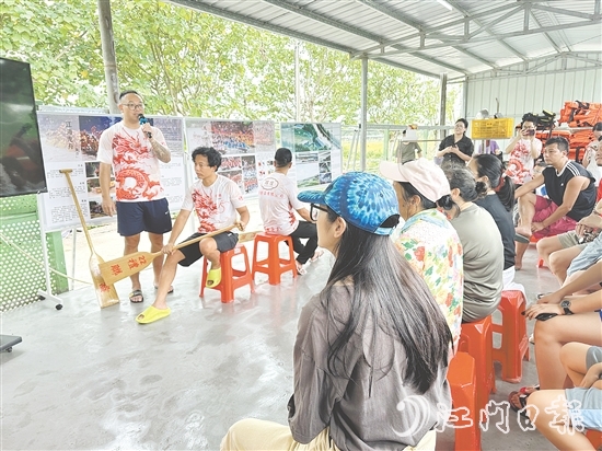 禮樂中正坊教練對新市民進(jìn)行龍舟基本培訓(xùn)。