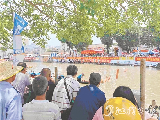 龍舟競渡熱鬧上演，大量市民游客現(xiàn)場觀看。