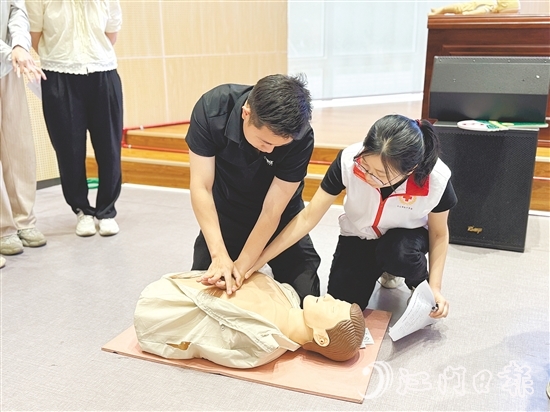 學(xué)員在講師的悉心指導(dǎo)下分組進(jìn)行模擬操作，體驗(yàn)急救過程，提升應(yīng)急處置能力。