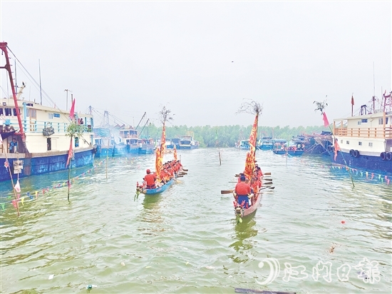 5月28日，汶村鎮(zhèn)漁業(yè)村村民在橫山漁港舉行龍舟巡游活動(dòng)。