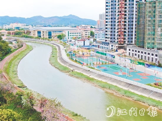 大江鎮(zhèn)濱水休閑公園已成為群眾健康休閑的“熱門打卡地”。