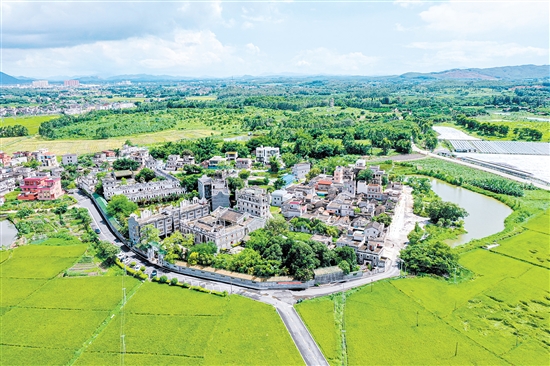 在“全國文明村”開平市塘口鎮(zhèn)強(qiáng)亞村，碉樓古韻與文明新風(fēng)相映成趣。